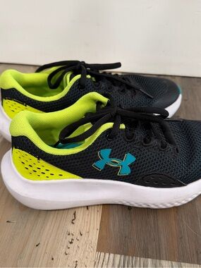 Under Armour Kids Black Sneakers NWOT we